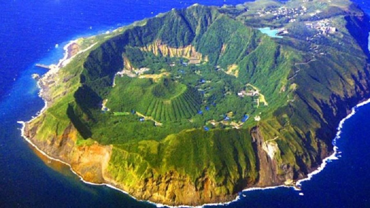 aogashima il villaggio giapponese che sorge dentro un vulcano