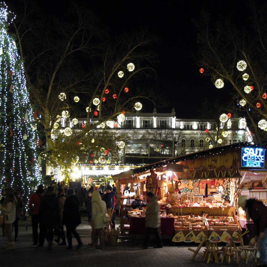 Quando Mettono Le Luci Di Natale A Parigi.Mercatini Di Natale Budapest 2019 Date Tutte Le Info Viaggiamo