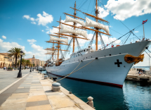 L'Amerigo Vespucci in arrivo a Brindisi durante un evento